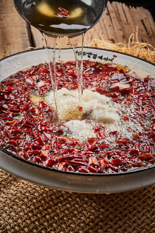 白瓷盆装的飘香水煮鱼特写图片