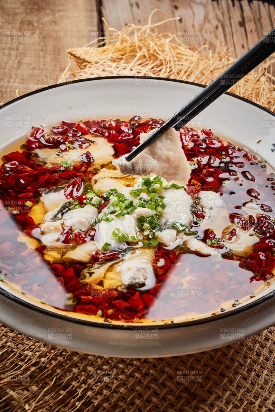 白瓷盆装的飘香水煮鱼特写图片