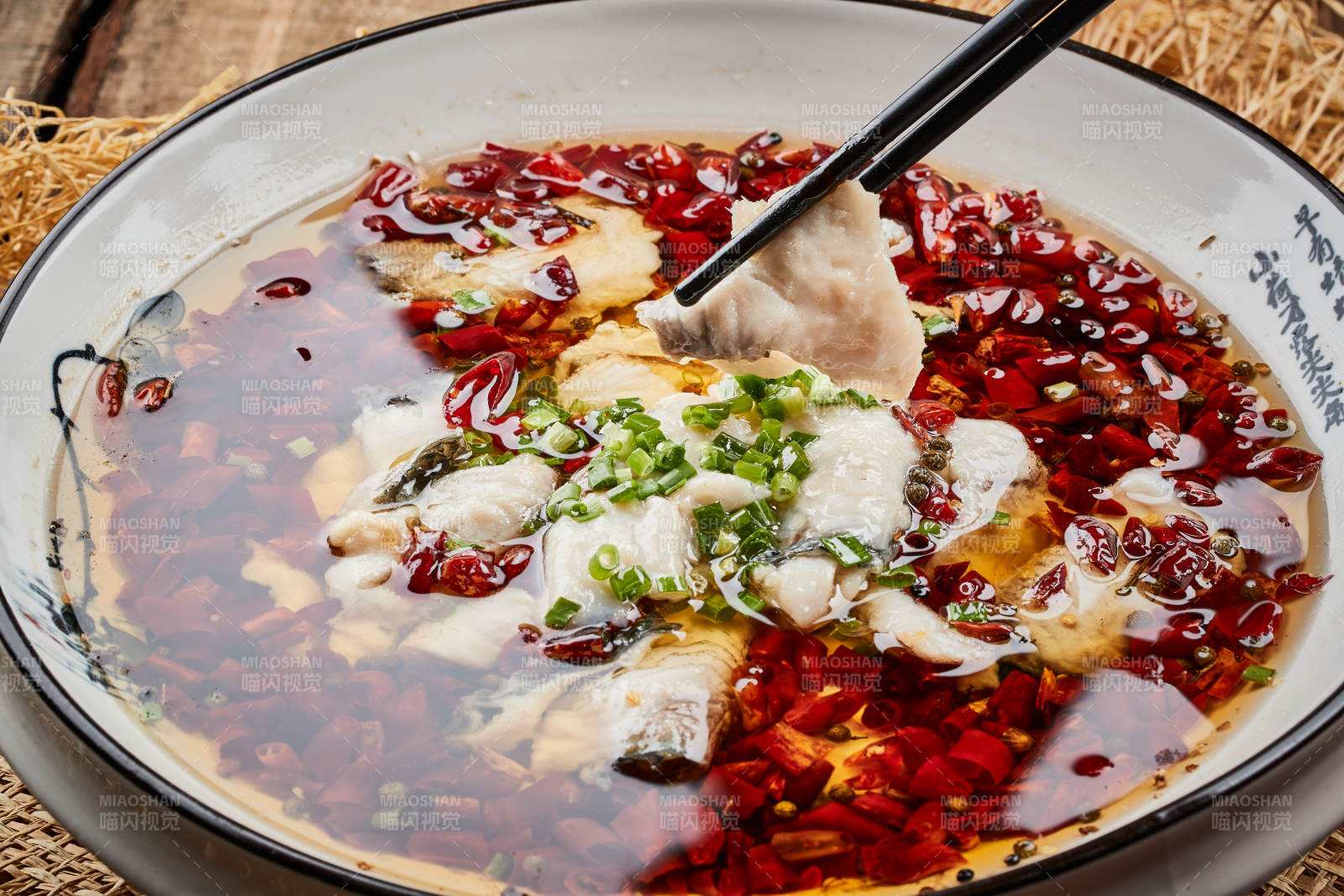 白瓷盆装的飘香水煮鱼特写图片