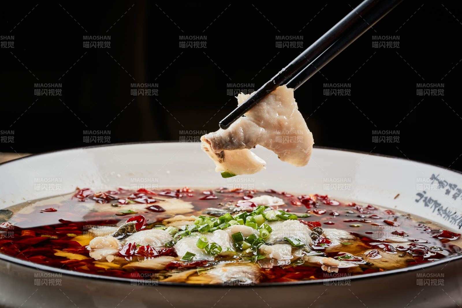 白瓷盆装的飘香水煮鱼特写图片