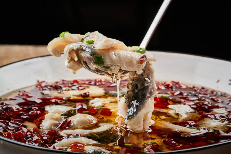 白瓷盆装的飘香水煮鱼特写图片