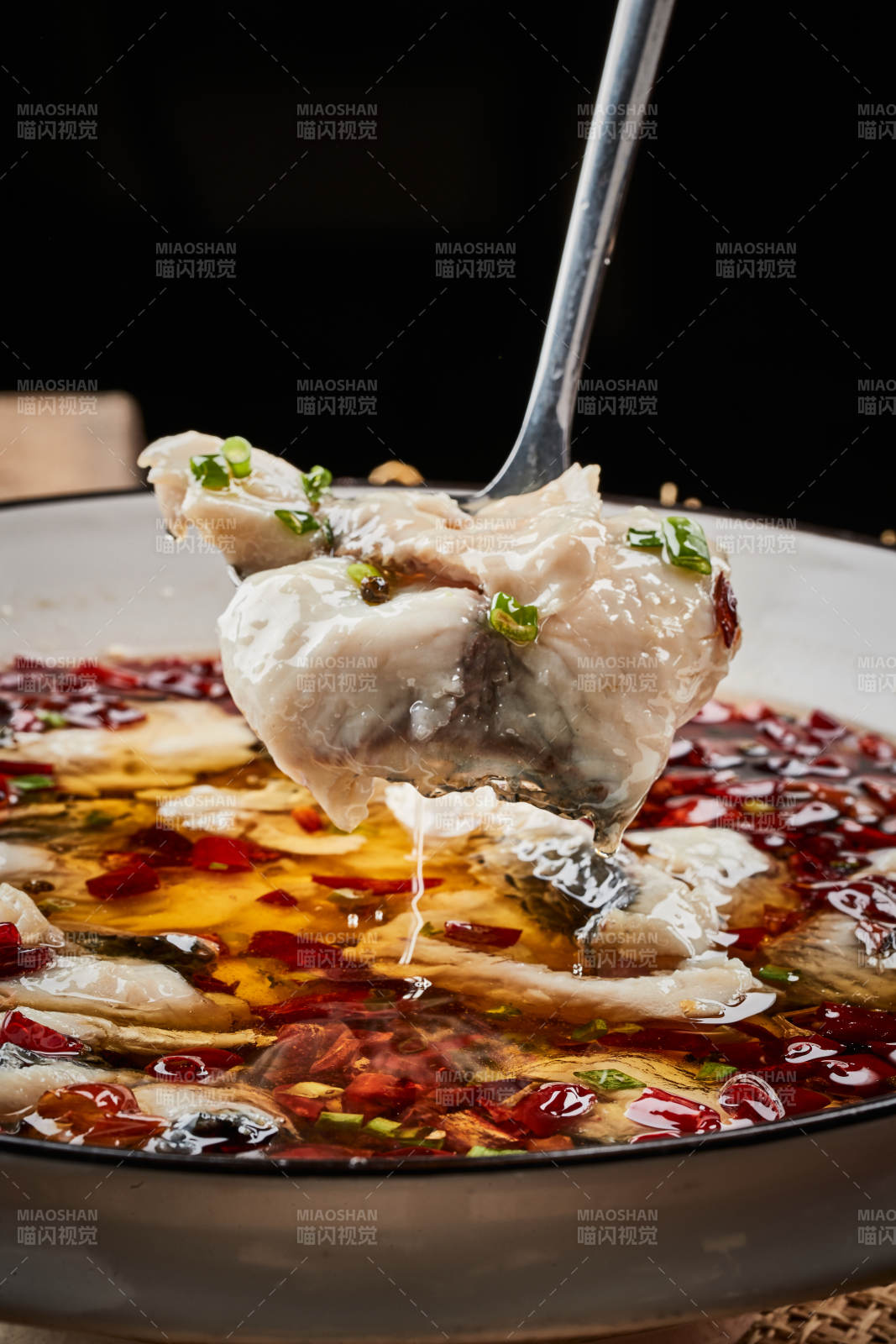 白瓷盆装的飘香水煮鱼特写图片