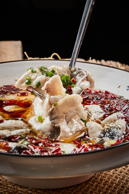 白瓷盆装的飘香水煮鱼特写图片