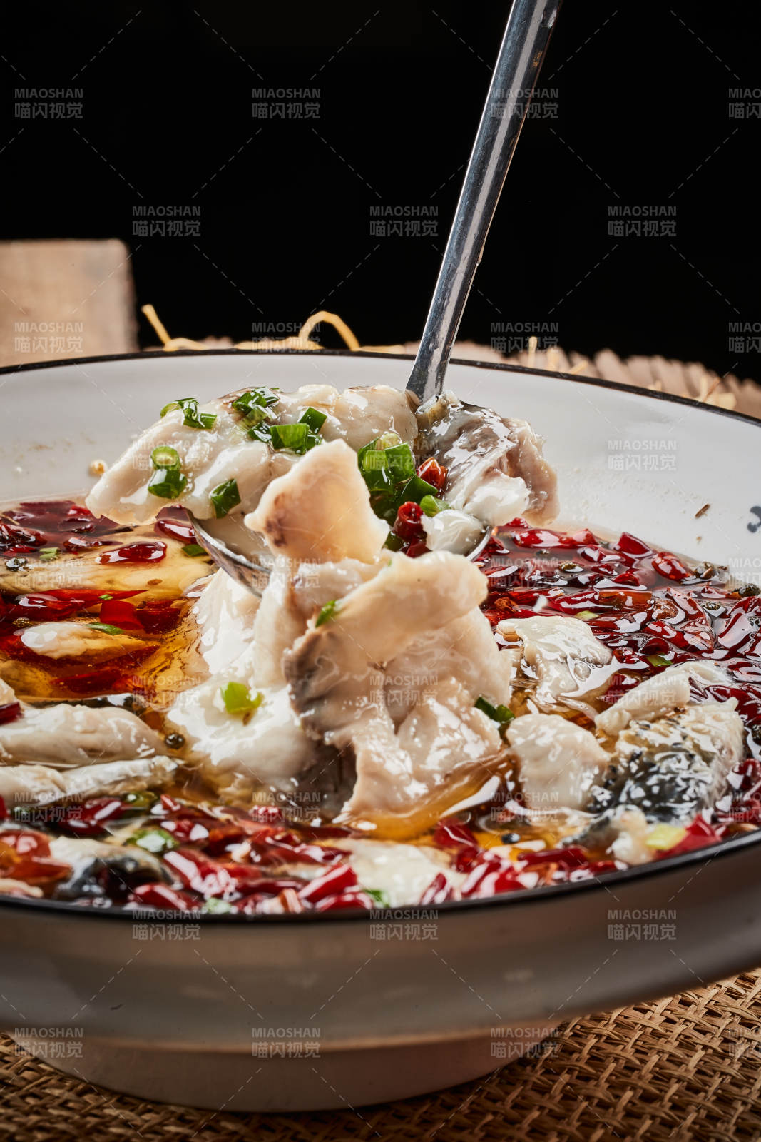 白瓷盆装的飘香水煮鱼特写图片