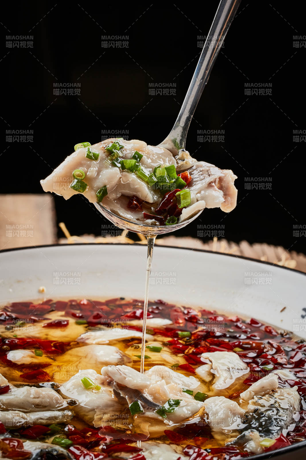 白瓷盆装的飘香水煮鱼特写图片