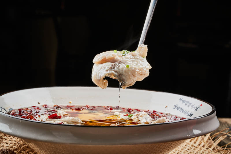 白瓷盆装的飘香水煮鱼特写图片