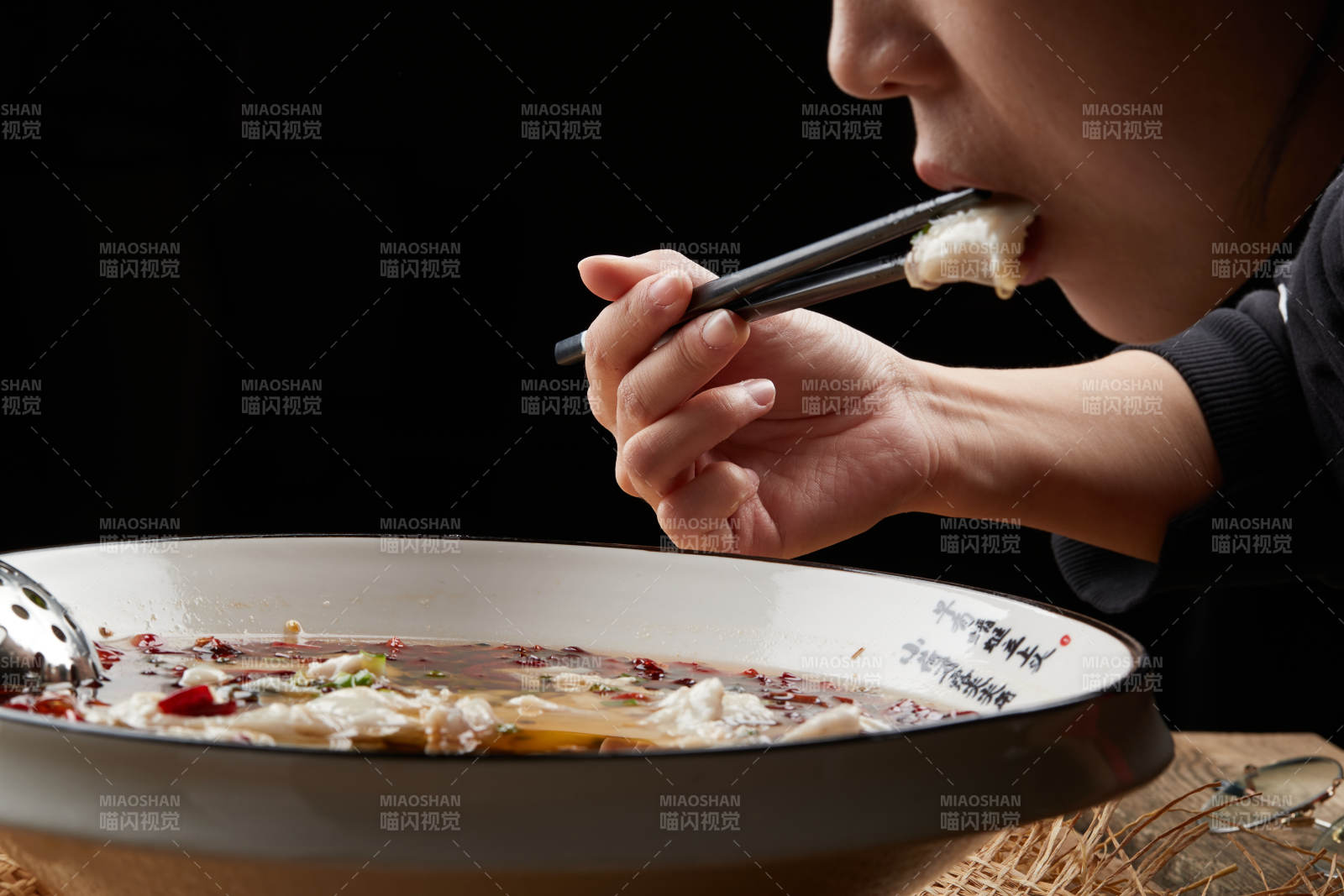 白瓷盆装的飘香水煮鱼特写图片