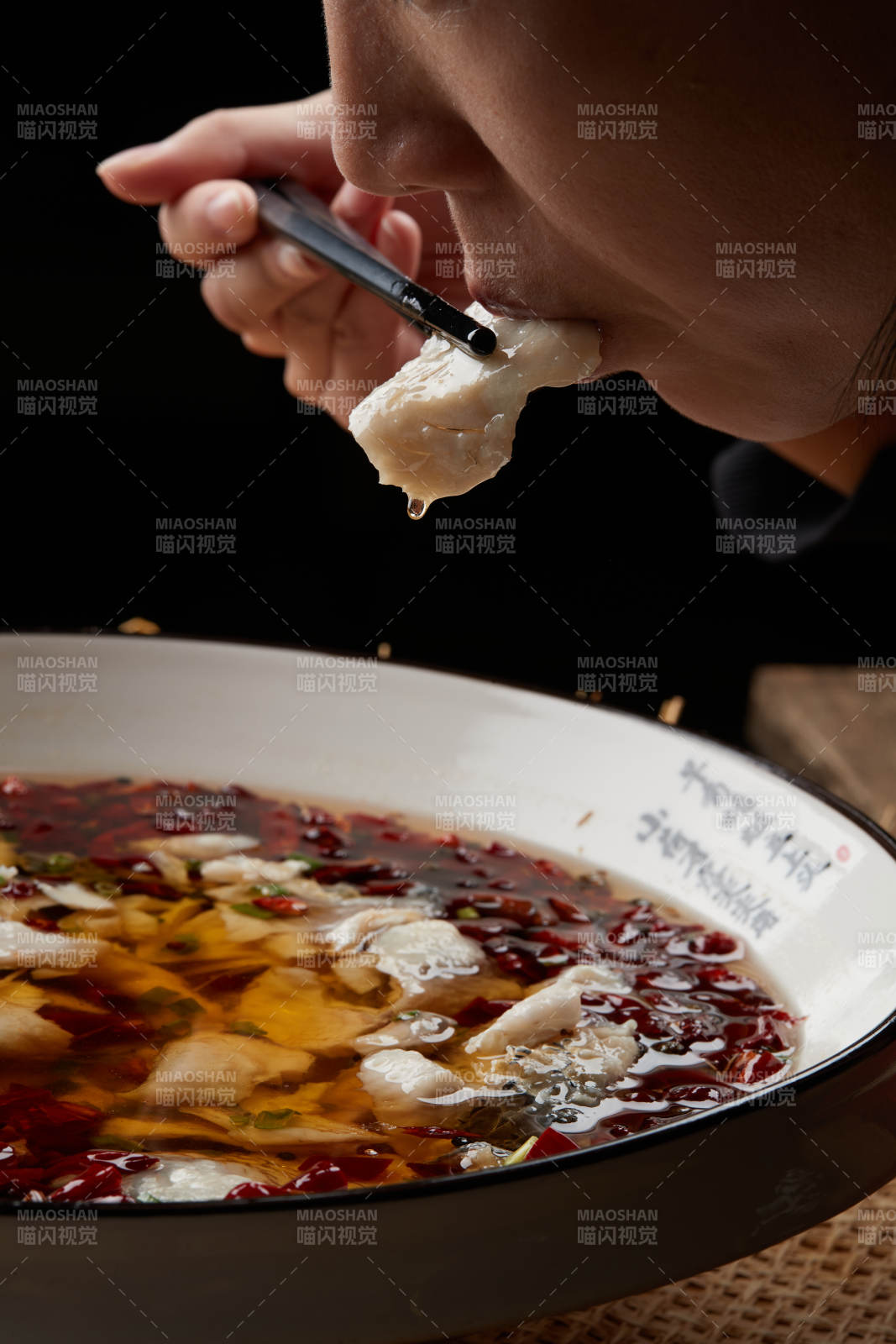 白瓷盆装的飘香水煮鱼特写图片