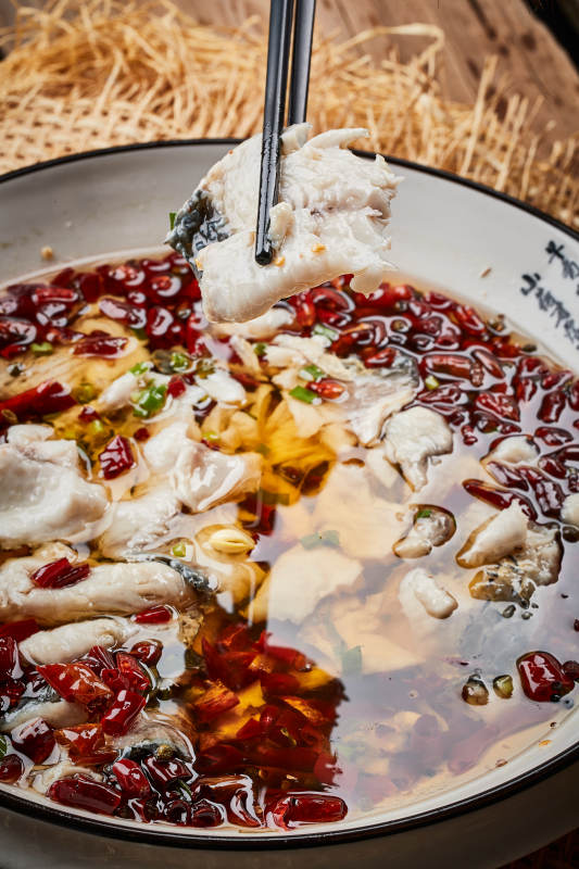 白瓷盆装的飘香水煮鱼特写图片