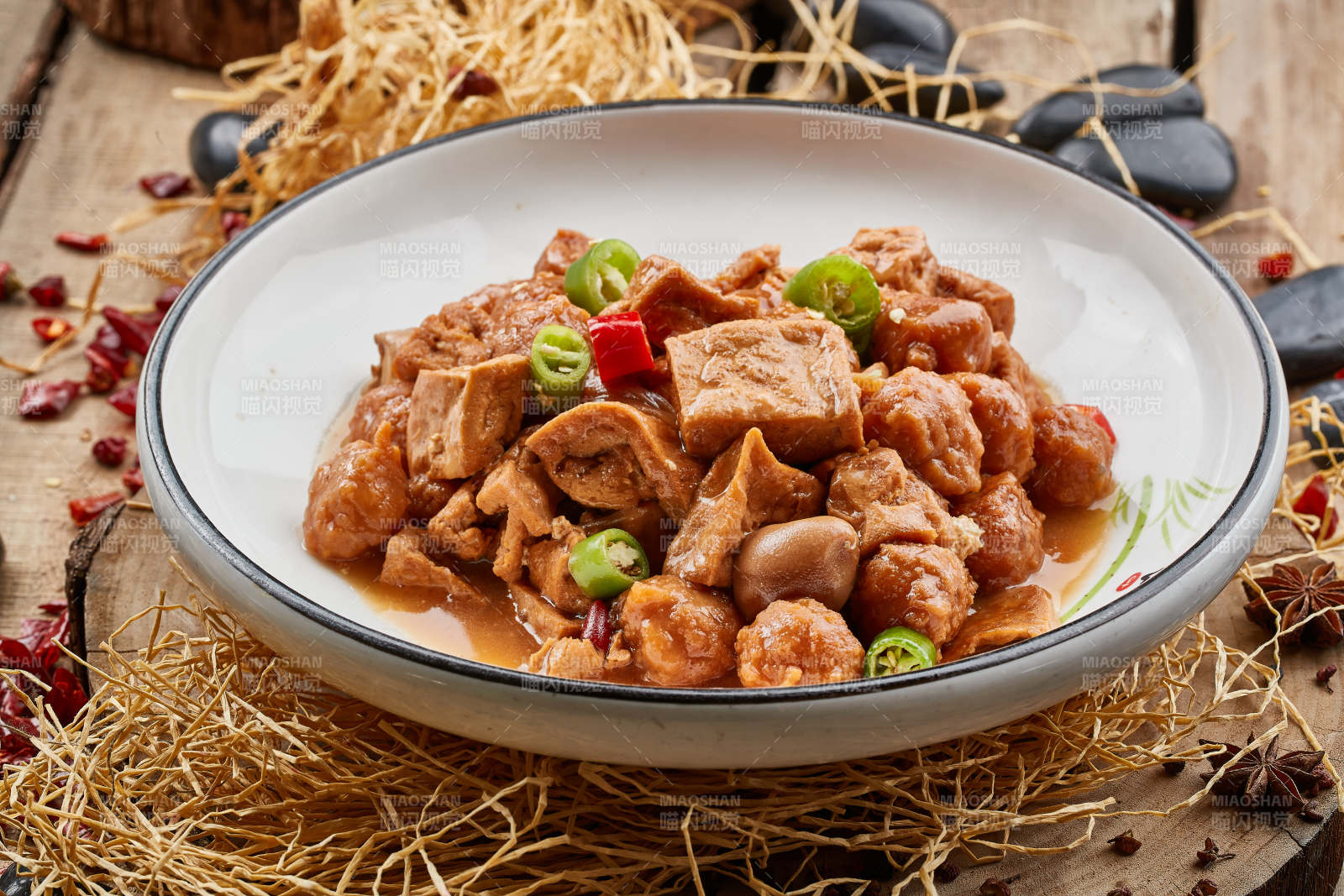 全鱼宴豆腐筋炖鱼丸图片