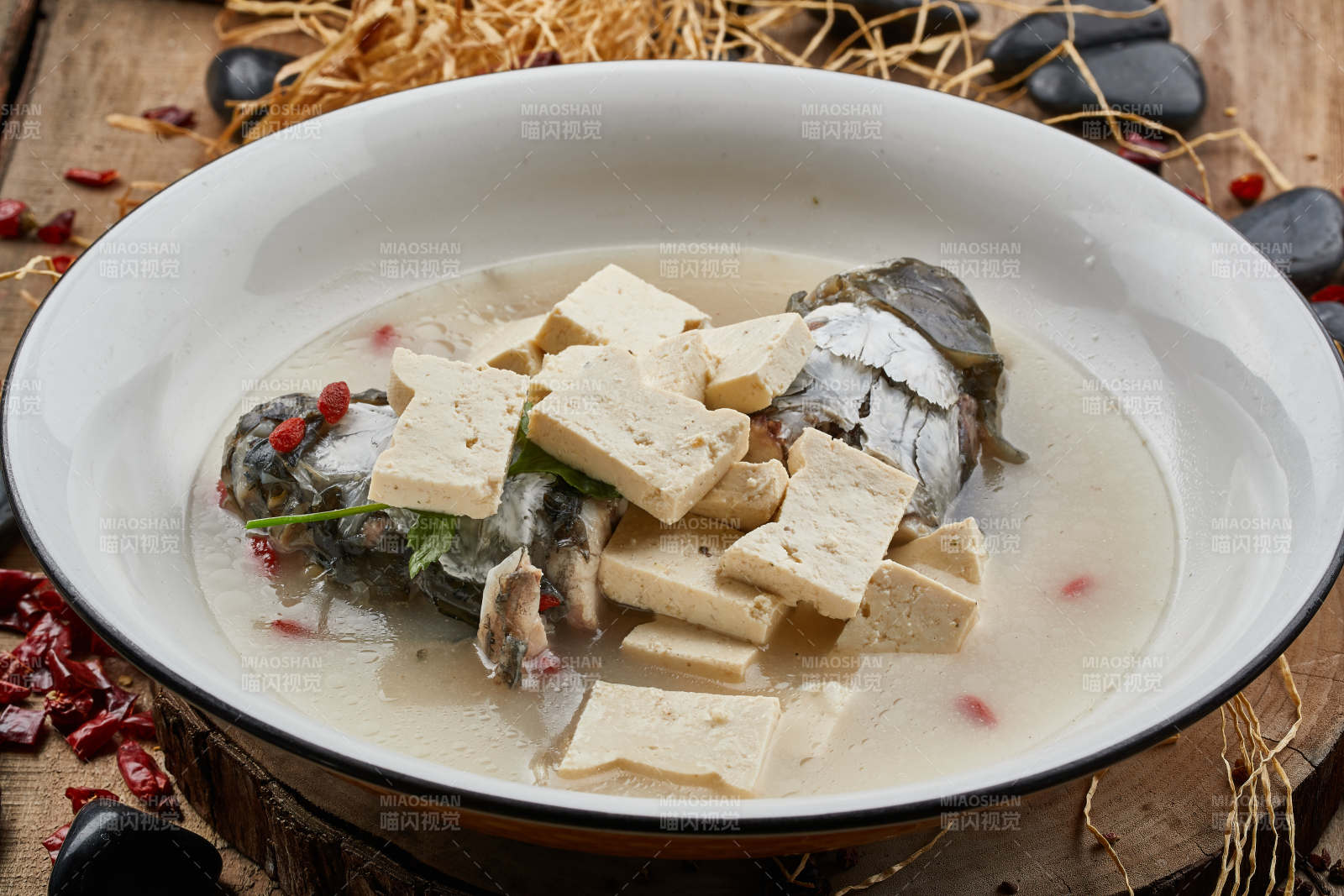 全鱼宴鱼头炖豆腐图片