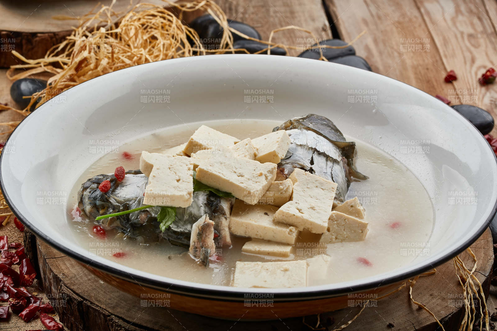 全鱼宴鱼头炖豆腐图片