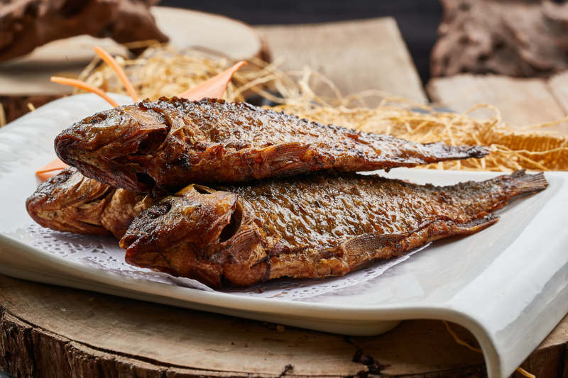 全鱼宴香酥炖鲫鱼图片