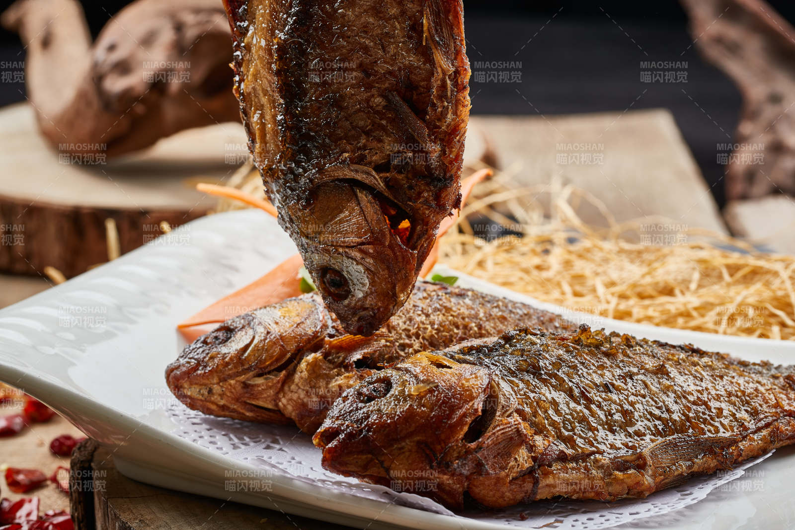 全鱼宴香酥炖鲫鱼图片