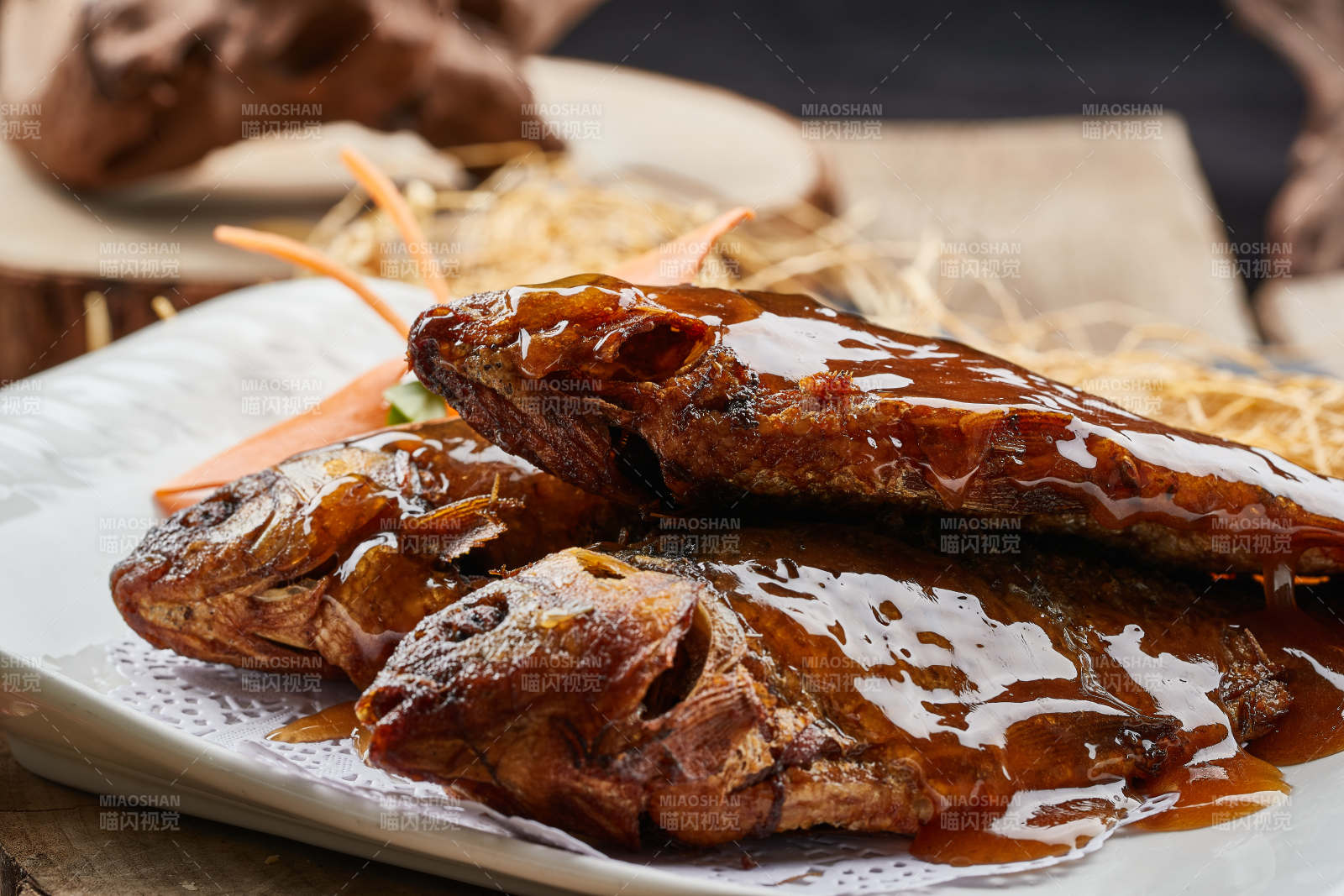 全鱼宴香酥炖鲫鱼图片