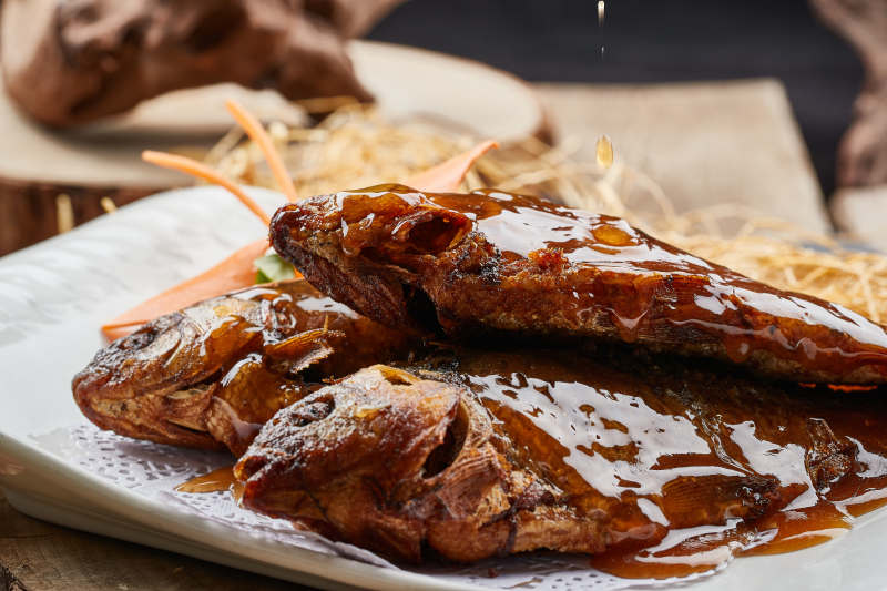 全鱼宴香酥炖鲫鱼图片