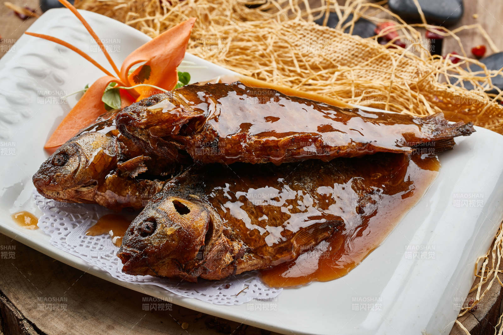 全鱼宴香酥炖鲫鱼图片