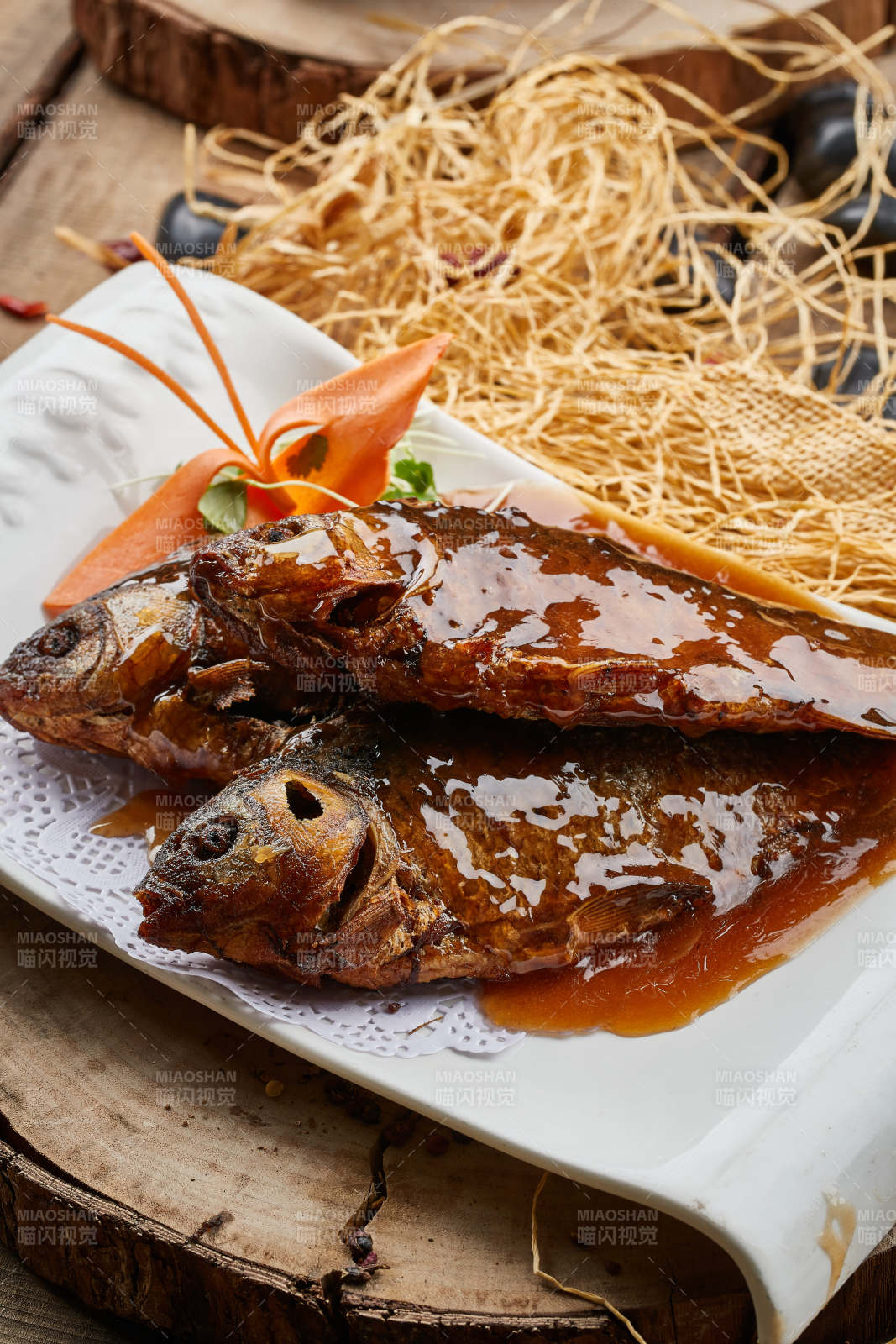 全鱼宴香酥炖鲫鱼图片