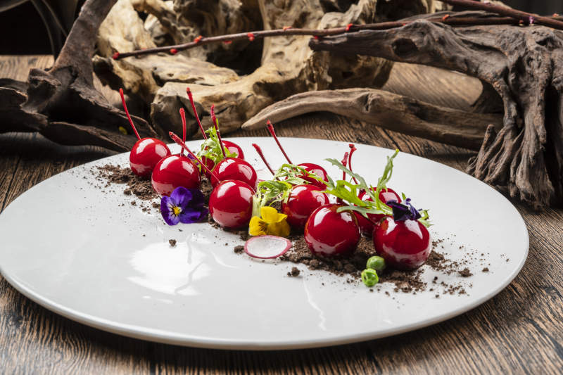 创意菜巧克力撒粉红樱桃图片