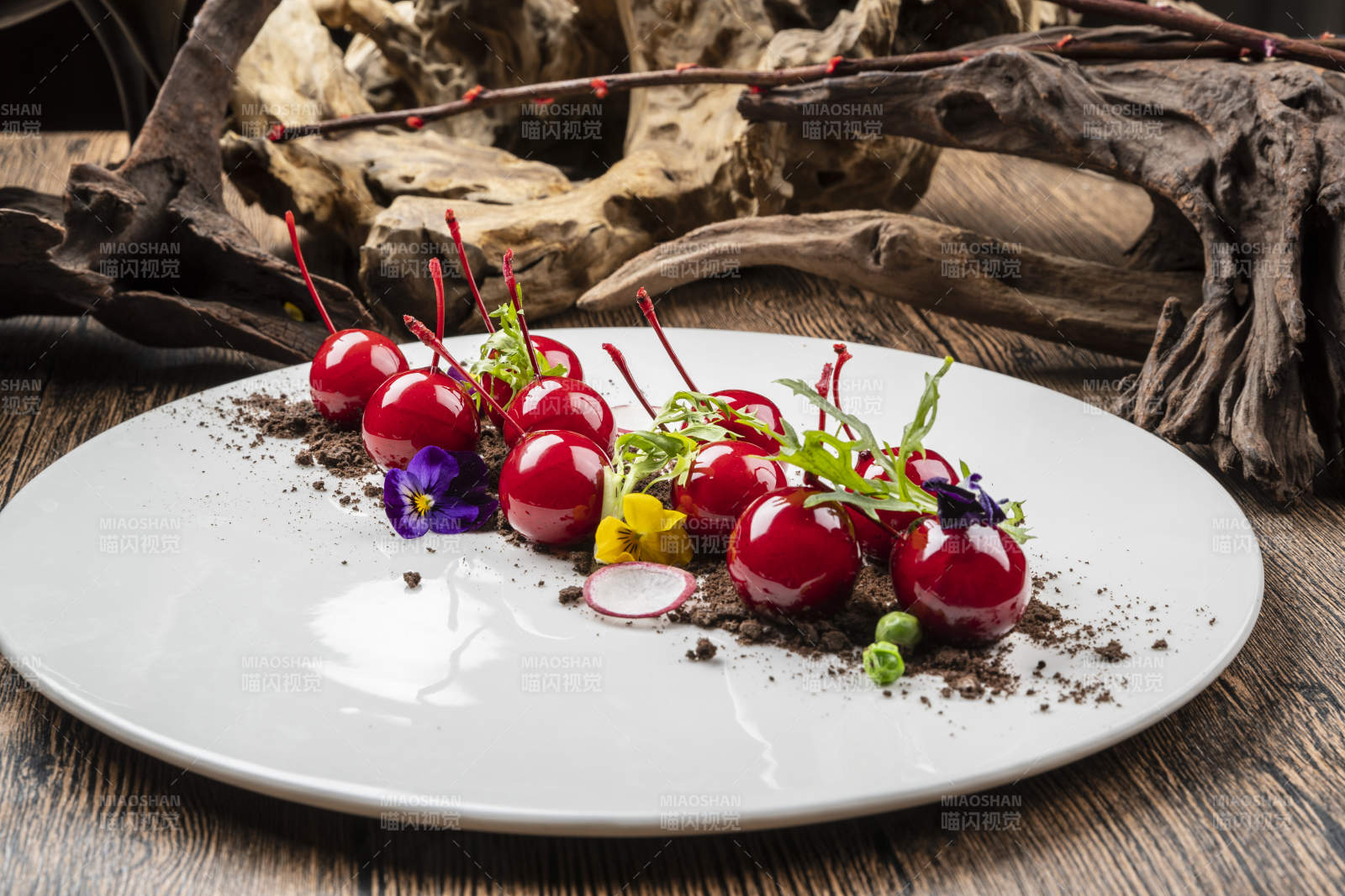 创意菜巧克力撒粉红樱桃图片