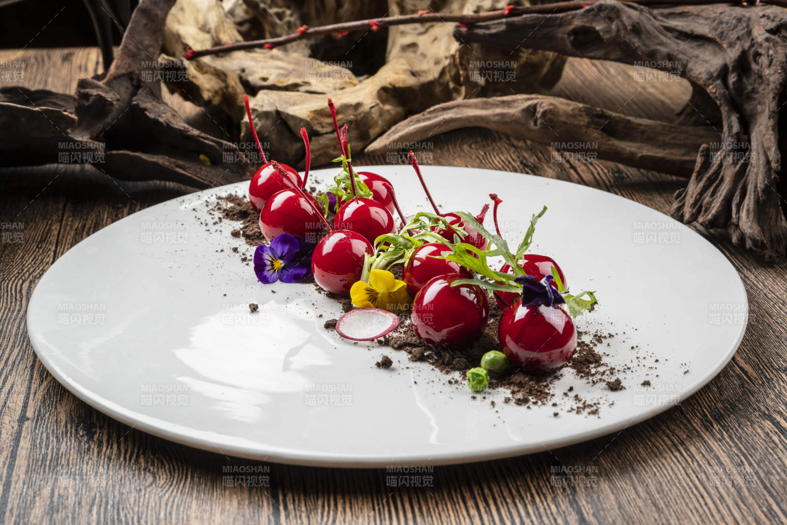 创意菜巧克力撒粉红樱桃图片