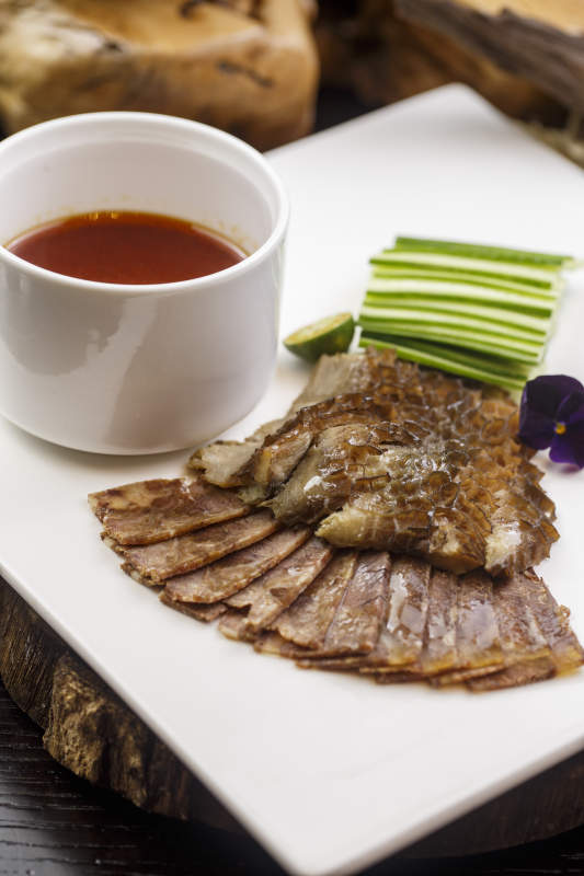 卤水猪肚香肠拼配以作菜黄瓜丝图片