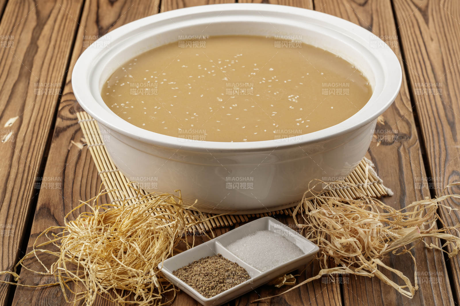 圆形汤盆装的豆面糊糊图片