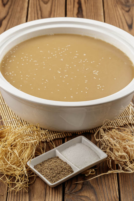 圆形汤盆装的豆面糊糊图片