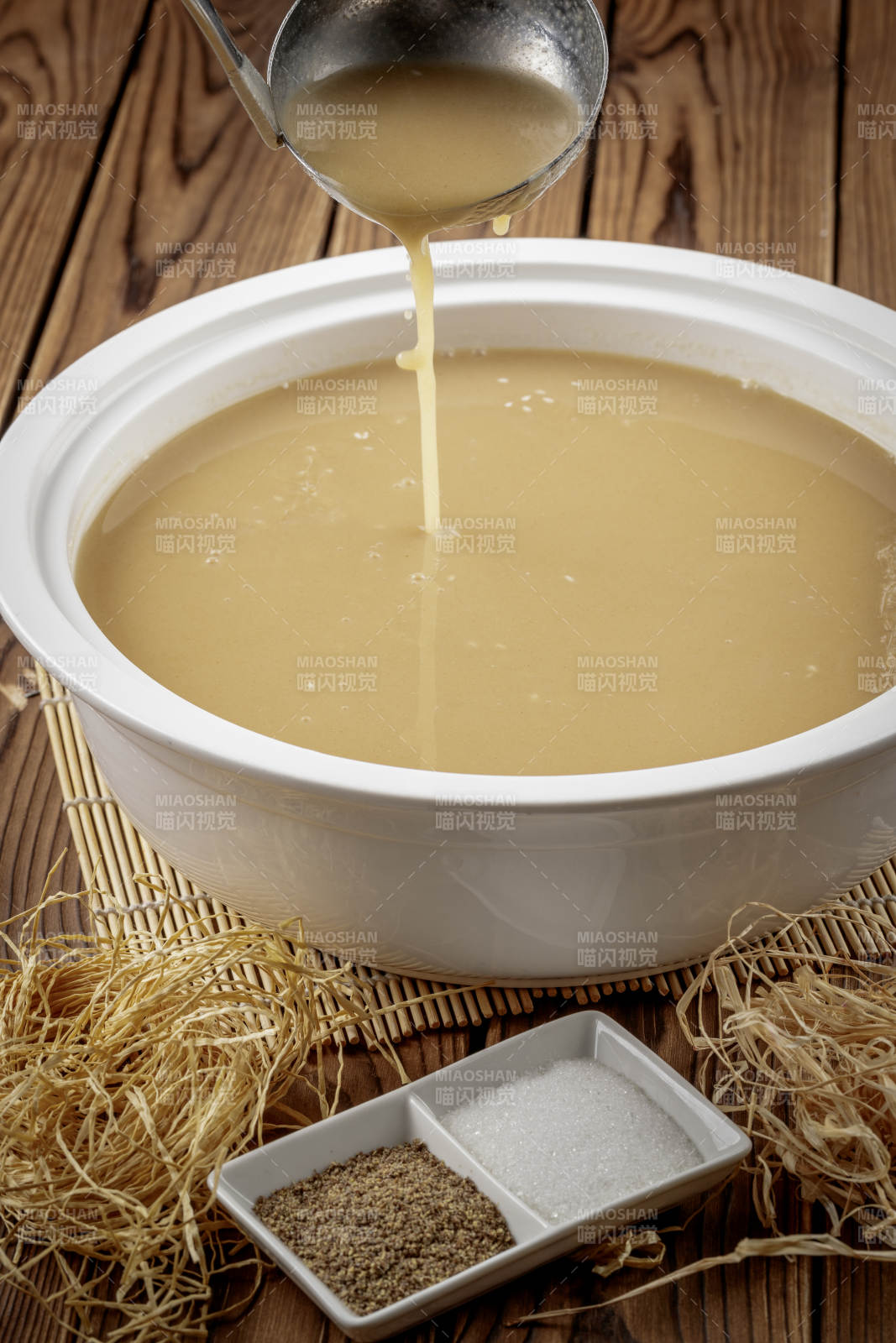 圆形汤盆装的豆面糊糊图片