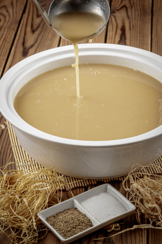 圆形汤盆装的豆面糊糊图片