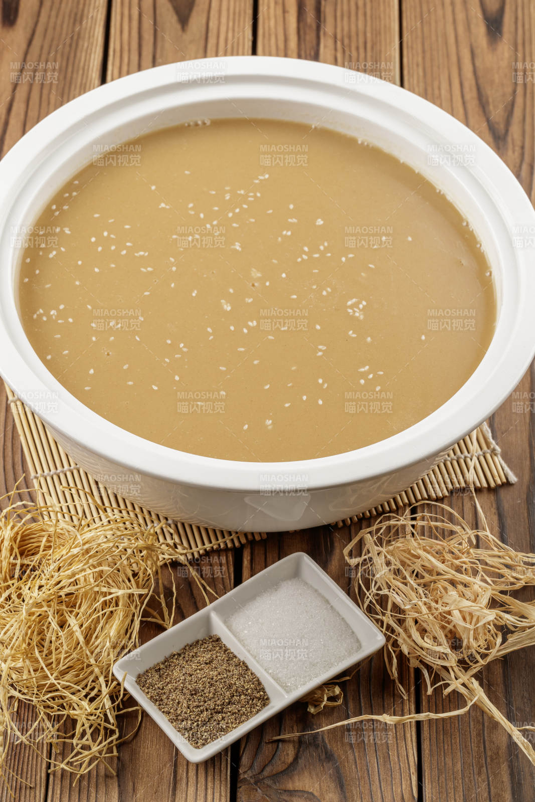 圆形汤盆装的豆面糊糊图片