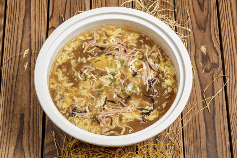 圆形汤盆装的酸辣汤图片