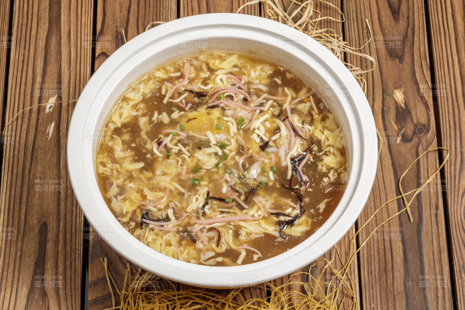 圆形汤盆装的酸辣汤图片