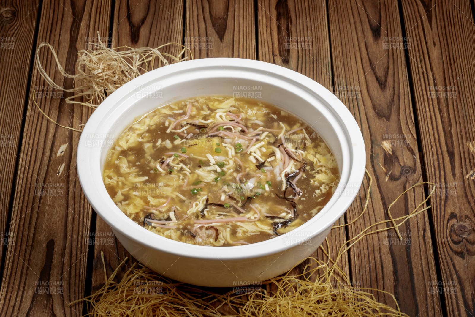 圆形汤盆装的酸辣汤图片