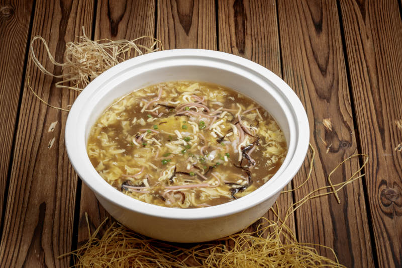 圆形汤盆装的酸辣汤图片