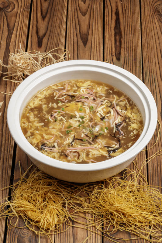 圆形汤盆装的酸辣汤图片