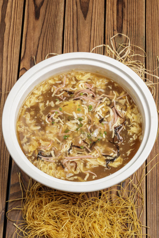 圆形汤盆装的酸辣汤图片