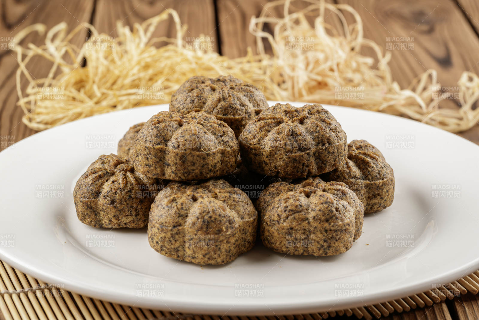 圆形白色瓷盘装的杂粮黑豆馍图片