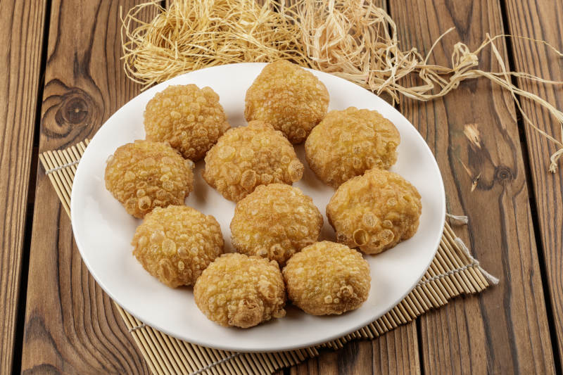 圆形白色瓷盘装的油炸糕图片