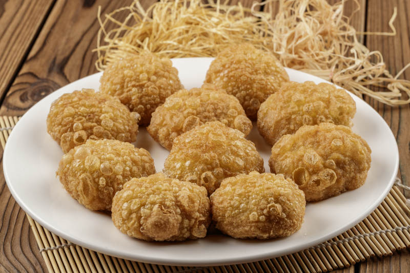 圆形白色瓷盘装的油炸糕图片