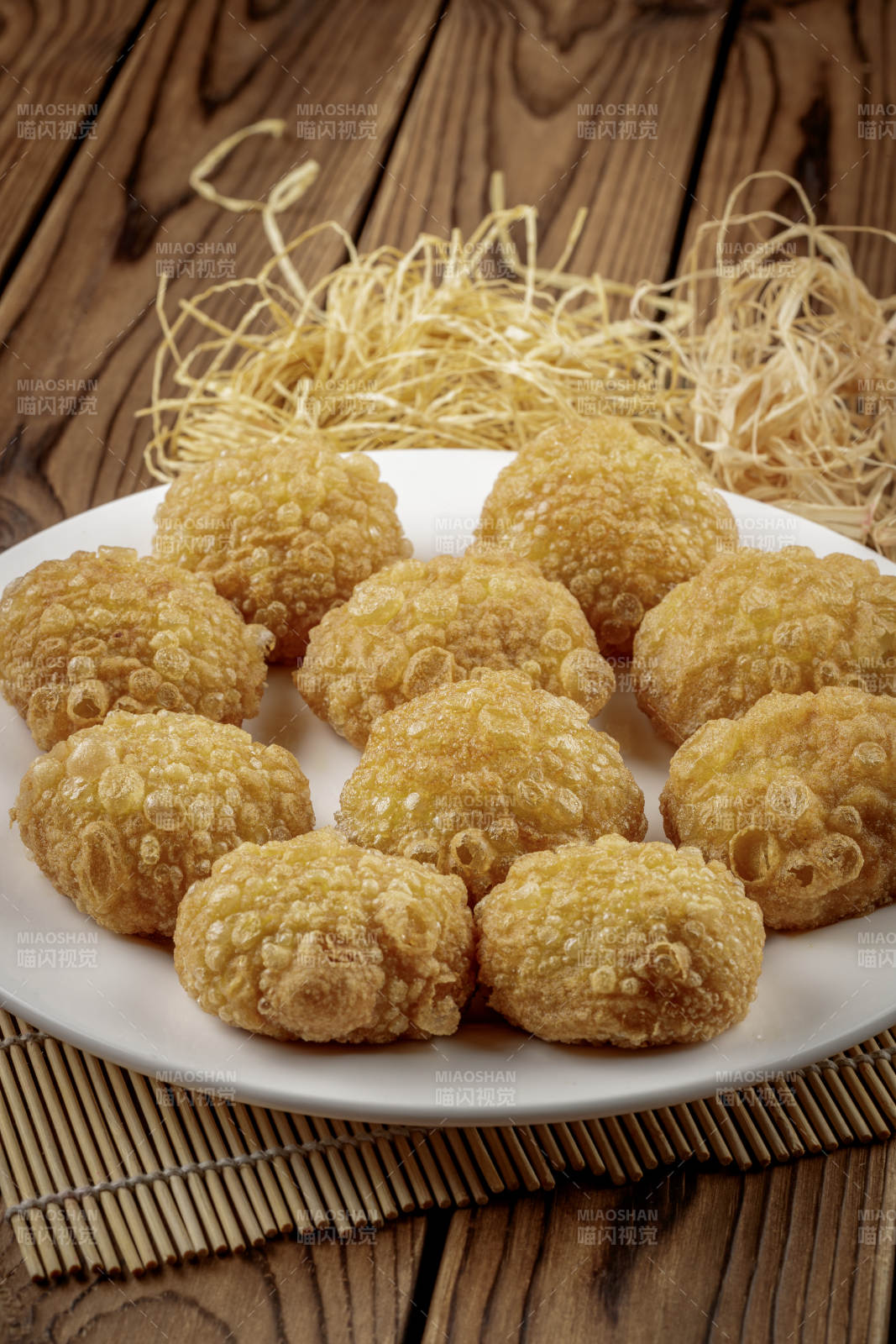 圆形白色瓷盘装的油炸糕图片