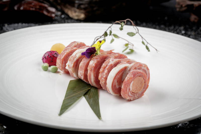 圆形磁盘装的培根香肠卷图片