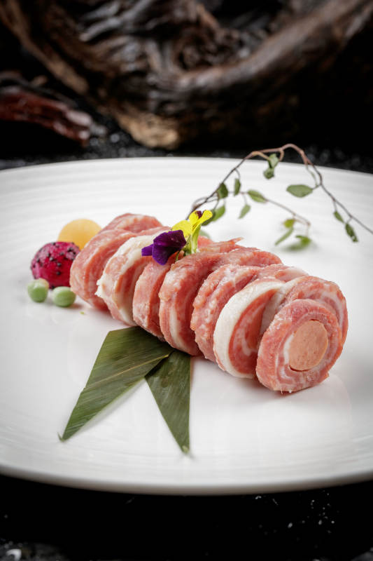 圆形磁盘装的培根香肠卷图片