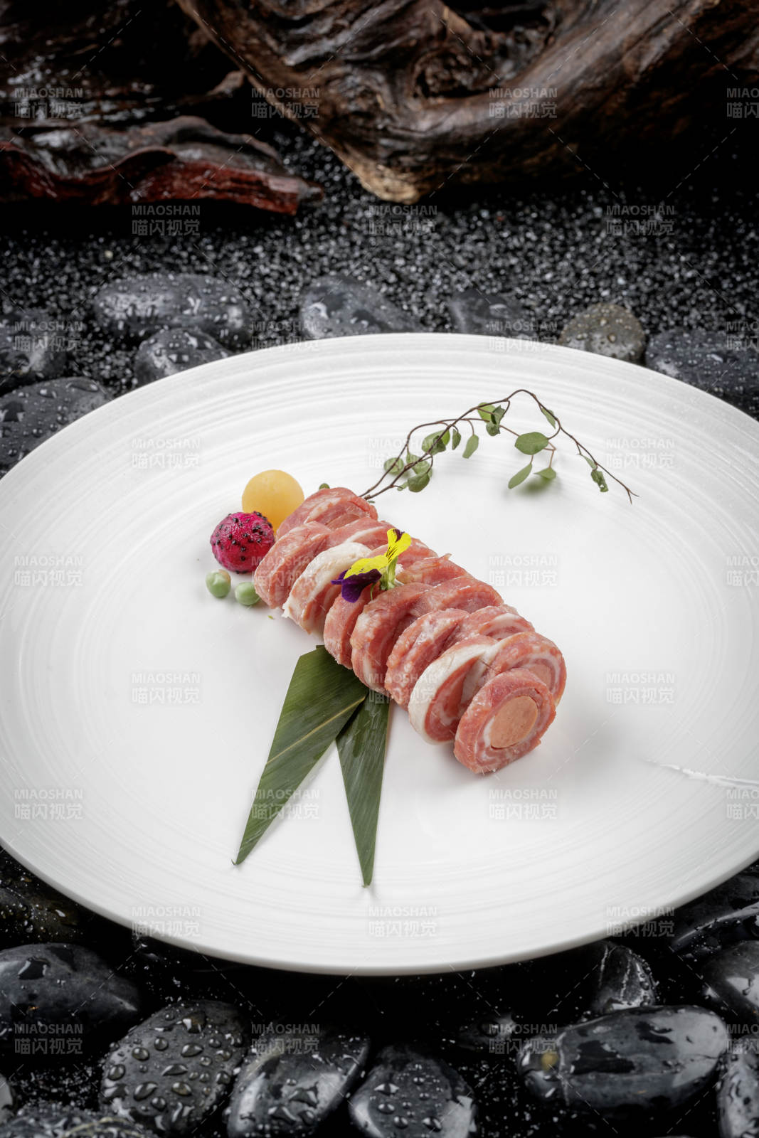 圆形磁盘装的培根香肠卷图片