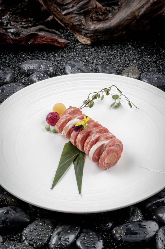 圆形磁盘装的培根香肠卷图片