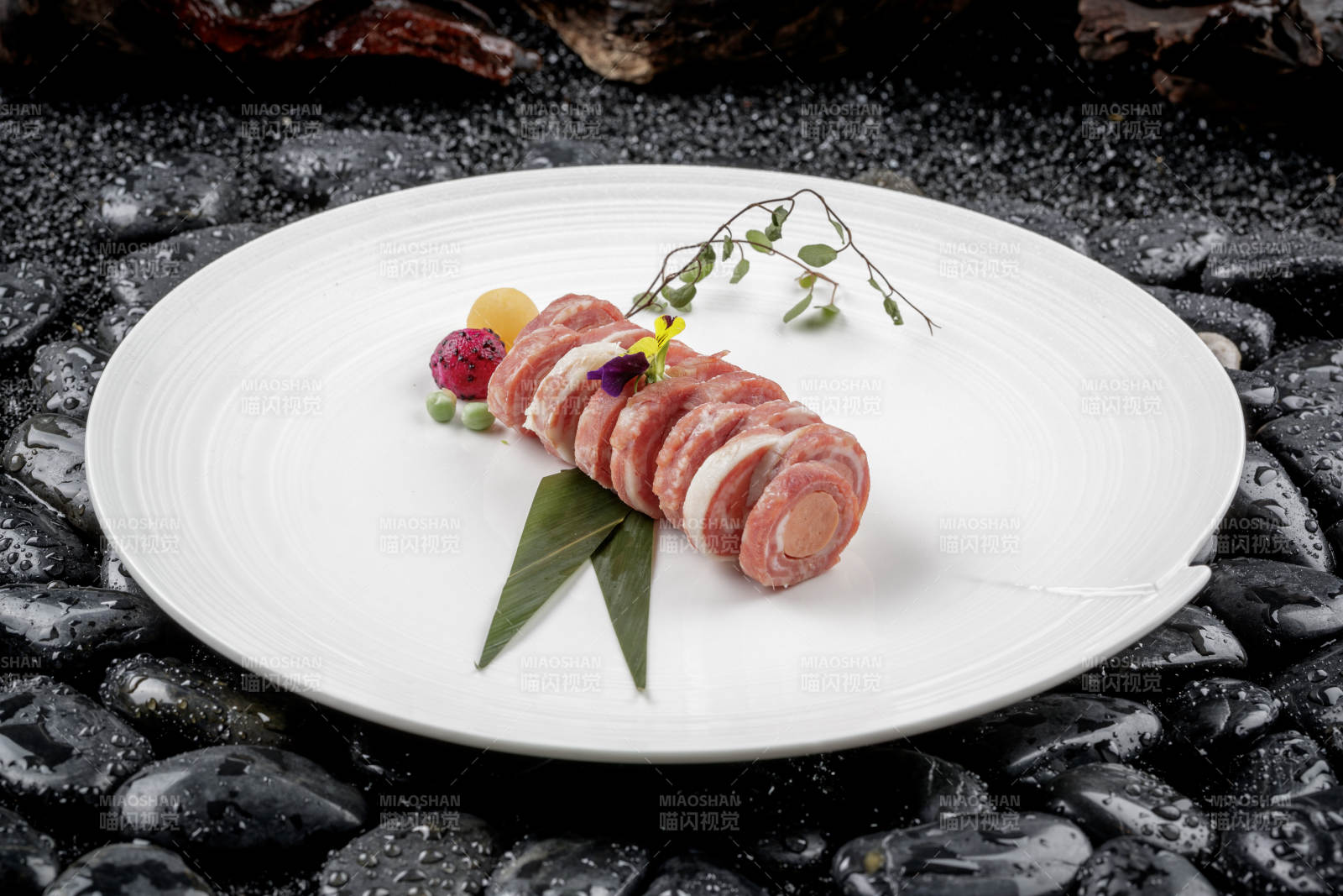 圆形磁盘装的培根香肠卷图片