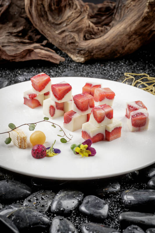 圆形磁盘装的奶香草莓冻图片