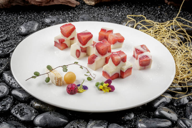 圆形磁盘装的奶香草莓冻图片