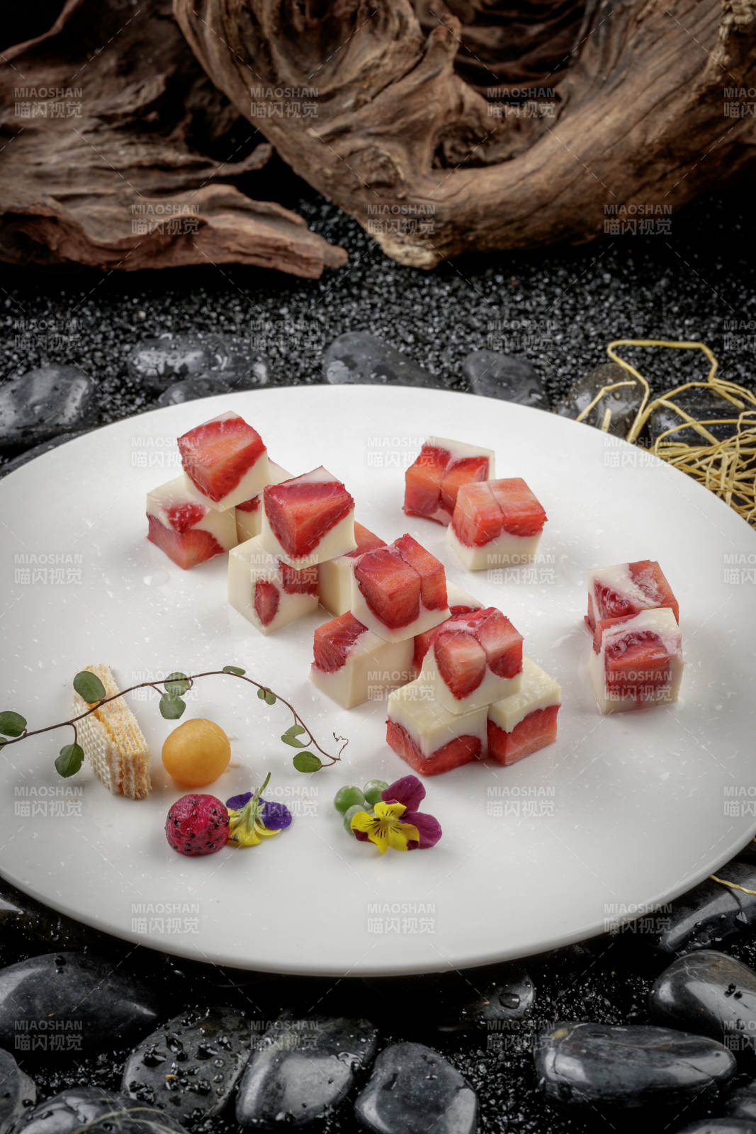 圆形磁盘装的奶香草莓冻图片