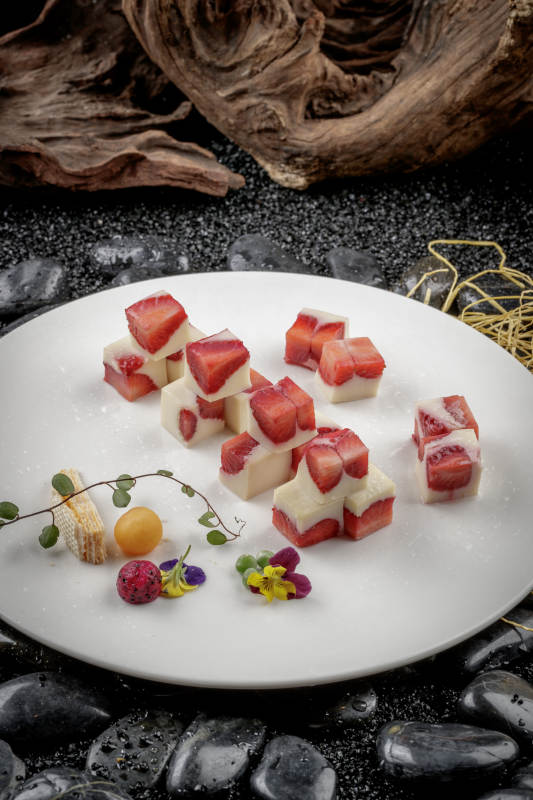 圆形磁盘装的奶香草莓冻图片